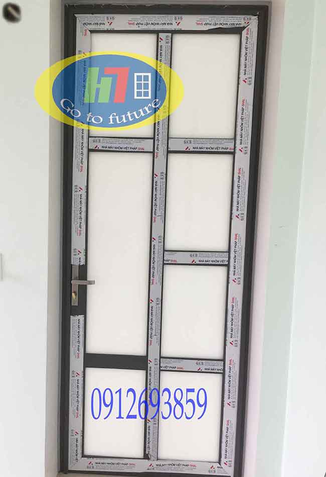 Cửa đi hệ 4500 thi công tại Hà Đông