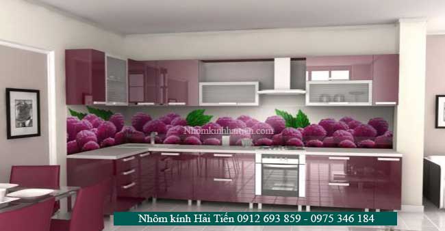 Kính ốp bếp màu hồng dâu họa tiết 3D