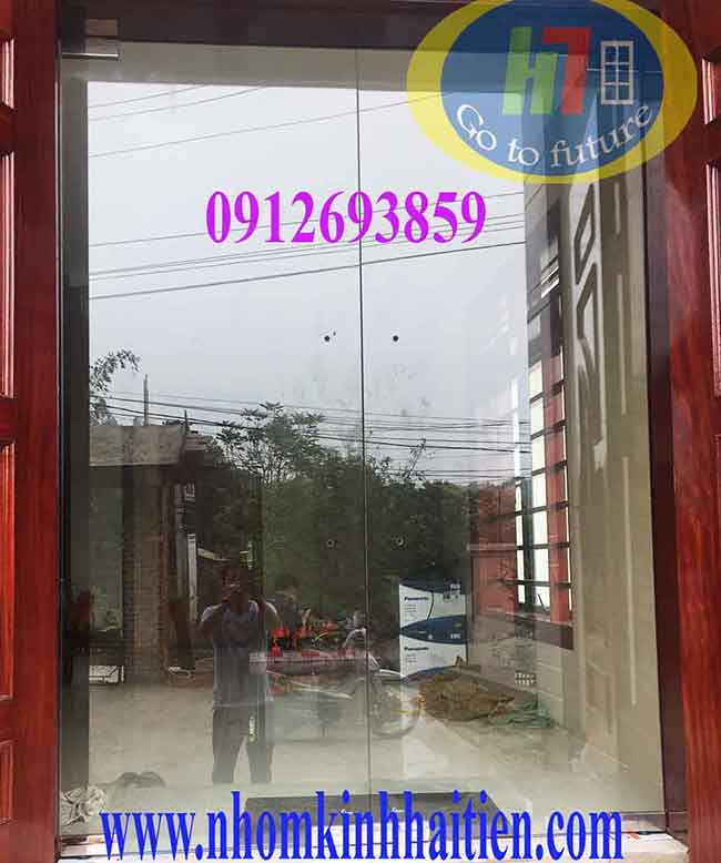 Thi công cửa kính thủy lực cho gia đình