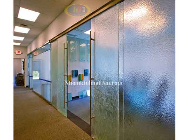 Cửa kính lùa treo ray nhôm tay nắm inox