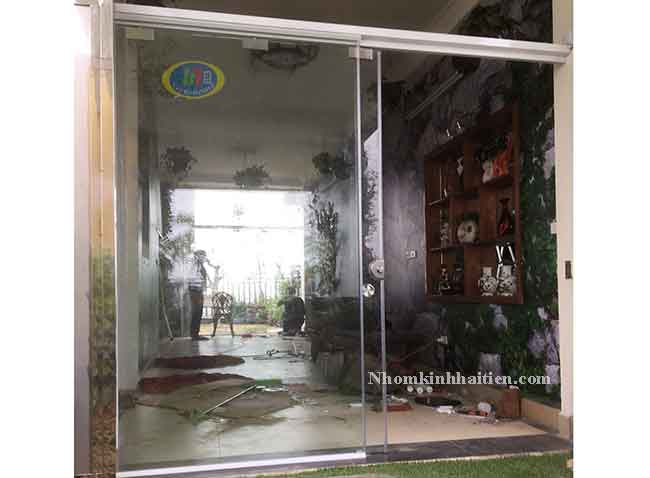 Cửa kính lùa treo ray nhôm cho gia đình