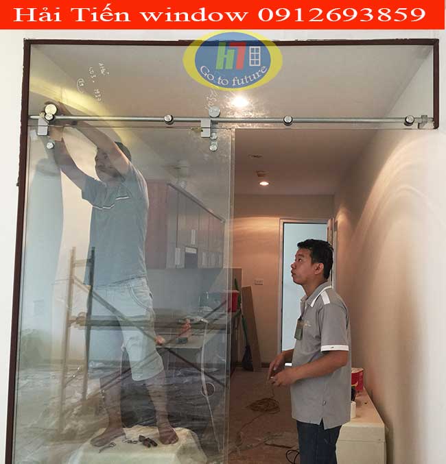 Cửa kính cường lực lùa treo đẹp thi công tại Hồ Linh Đàm
