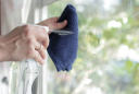 5 mẹo làm sạch cửa kính tức thì