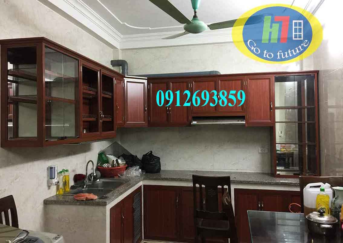 Lắp đặt Tủ bếp nhôm kính vân gỗ tại Long Biên, Hà Nội