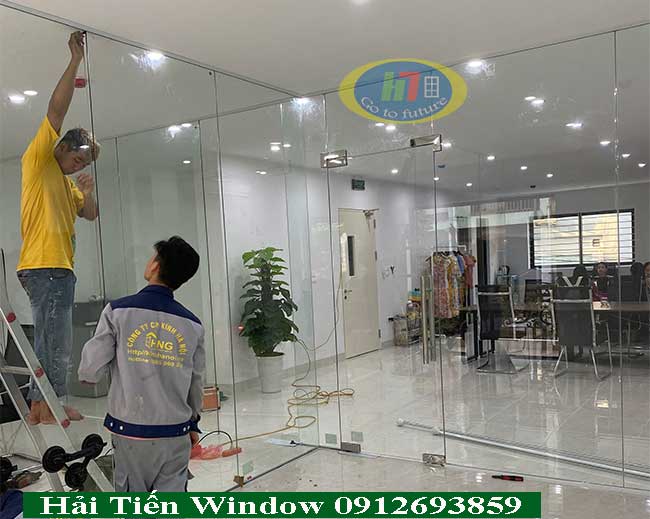 Vách kính cường lực đẹp cho văn phòng