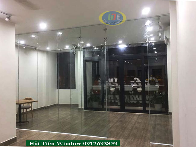 Cửa kính cường lực lùa treo thi công tại Hà Đông