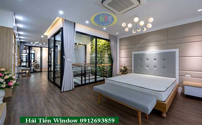 Cửa nhôm Xingfa thiết kế phòng ngủ thông với giếng trời