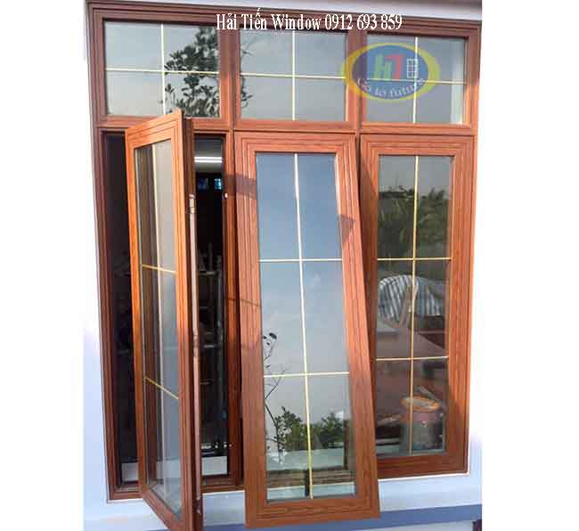 Cửa sổ màu vân gỗ mang màu sắc tự nhiên