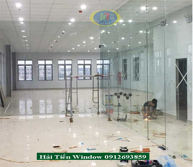 Thi công vách kính cường lực văn phòng giá rẻ