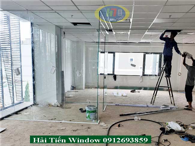 Vách kính cường lực văn phòng mang nhiều ưu điểm nổi bật