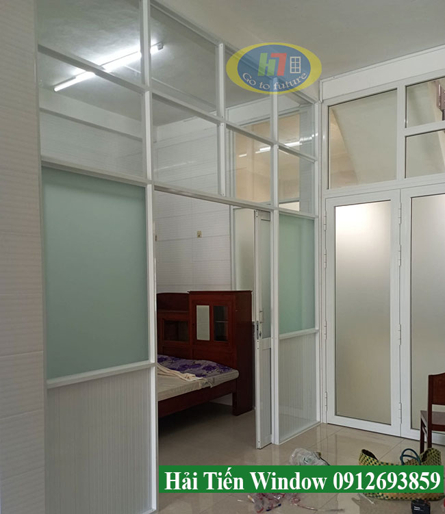 Vách ngăn nhôm kính phòng ngủ màu trắng sứ